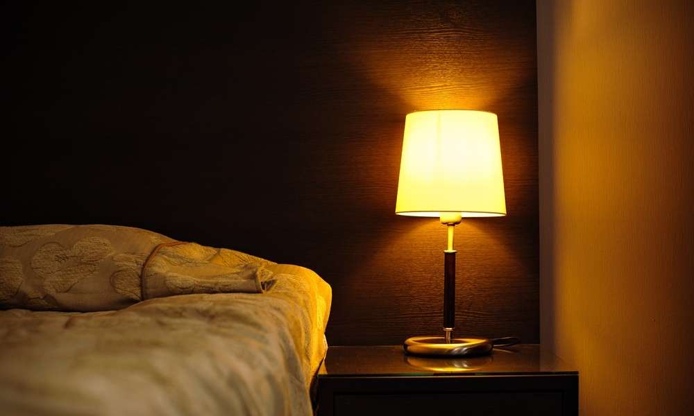 Add A Reading Lamp To Arrange A Small Bedroom With A Queen Bed